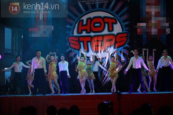 Quỳnh Anh Shyn xinh xắn làm MC cho cuộc thi nhảy sinh viên 4