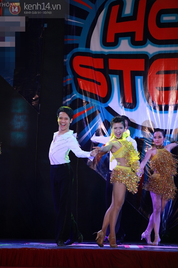 Quỳnh Anh Shyn xinh xắn làm MC cho cuộc thi nhảy sinh viên 5