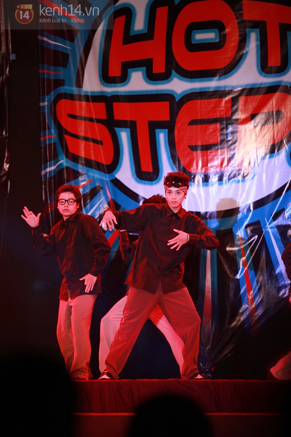 Quỳnh Anh Shyn xinh xắn làm MC cho cuộc thi nhảy sinh viên 7