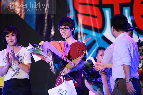 Quỳnh Anh Shyn xinh xắn làm MC cho cuộc thi nhảy sinh viên 19