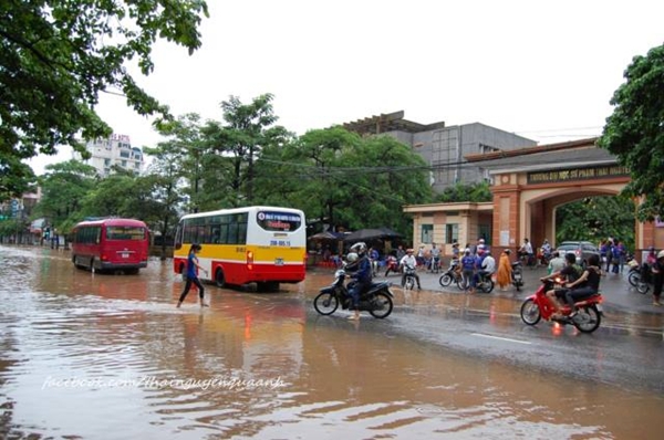 Thái Nguyên: Mưa lớn gây ngập nặng, thí sinh lội nước đi làm thủ tục dự thi ĐH 2