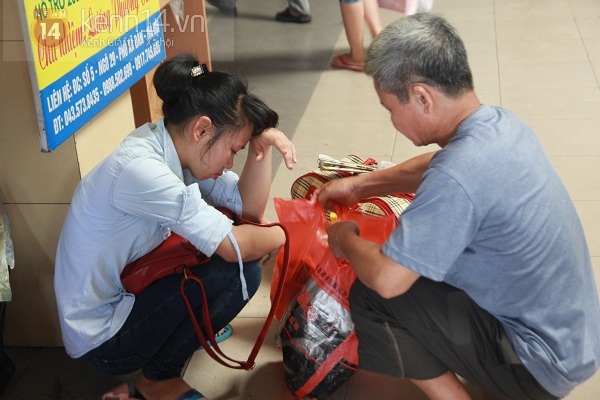 Bến xe quá tải, thí sinh và người nhà vạ vật chờ giữa nắng nóng 10