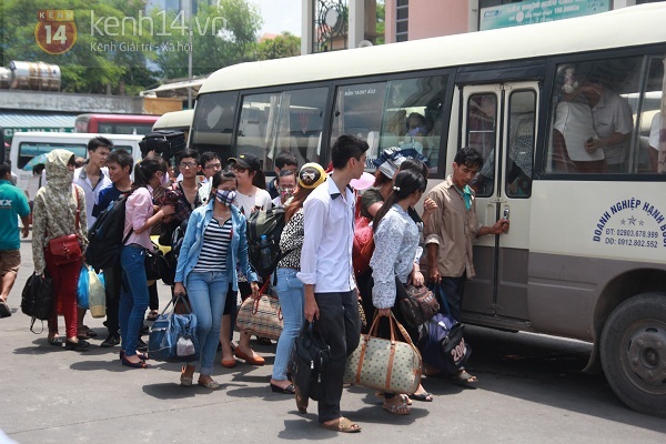 Bến xe quá tải, thí sinh và người nhà vạ vật chờ giữa nắng nóng 15