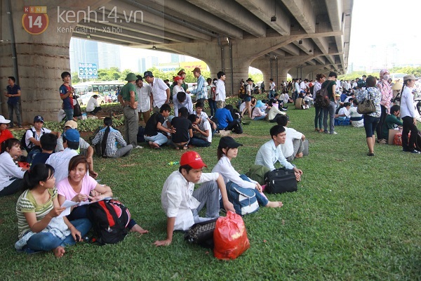 Bến xe quá tải, thí sinh và người nhà vạ vật chờ giữa nắng nóng 5