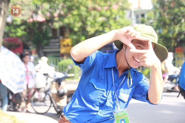 Những khoảnh khắc tuyệt đẹp trong ng&agrave;y thi ĐH đầu ti&ecirc;n 12