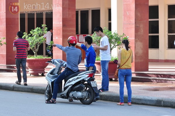 Sáng nay, các thí sinh làm thủ tục dự thi ĐH đợt 2 9