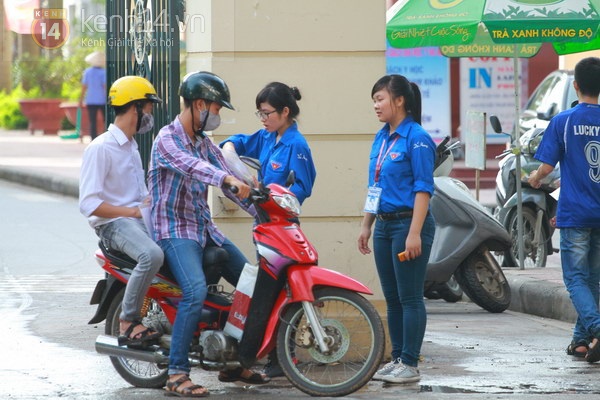 Sáng nay, các thí sinh làm thủ tục dự thi ĐH đợt 2 3