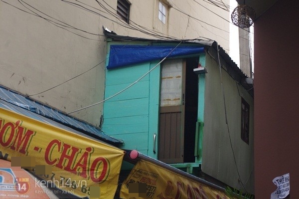 Hai cha con sống trong căn chòi hơn 3m2 trên nóc nhà vệ sinh giữa Sài Gòn 17