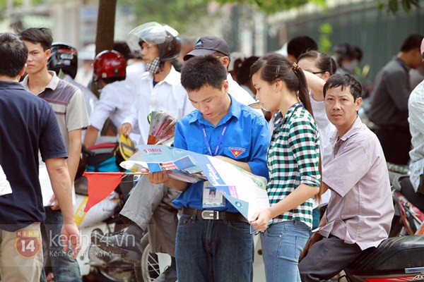 Sáng nay, các thí sinh làm thủ tục dự thi ĐH đợt 2 30