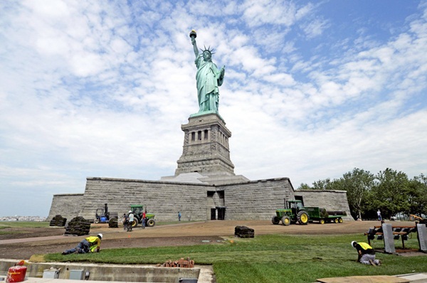 Tượng Nữ thần Tự do tái xuất đúng ngày Quốc khánh Mỹ 1