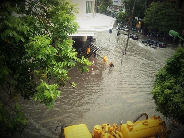Mưa lớn khiến nước Hồ Gươm tr&agrave;n l&ecirc;n đường, phố cổ ngập nặng 14