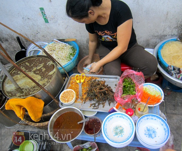 Hà Nội: Thưởng thức miến lươn trộn ngon - bổ - rẻ vỉa hè phố Phủ Doãn 10