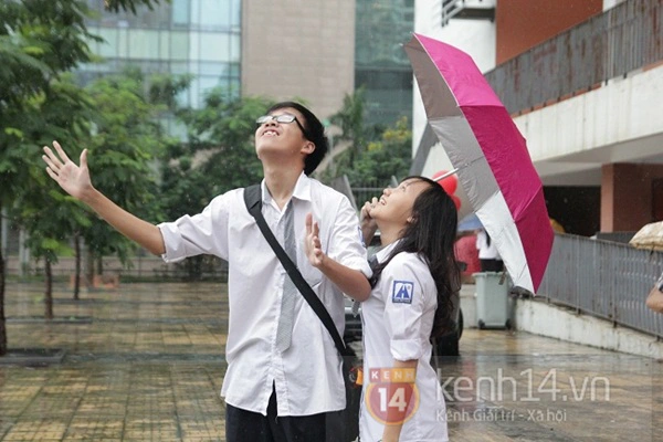Teen Hà Nội đội ô dự lễ khai giảng dưới mưa 39