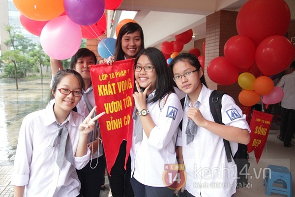 Teen Hà Nội đội ô dự lễ khai giảng dưới mưa 42