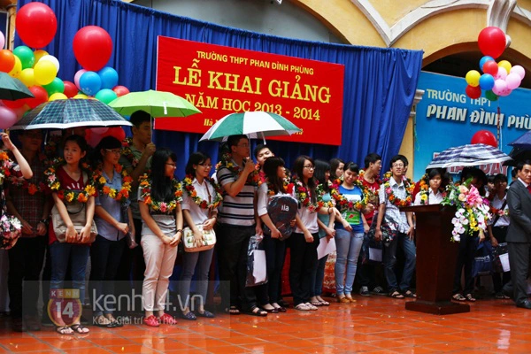 Teen Hà Nội đội ô dự lễ khai giảng dưới mưa 48
