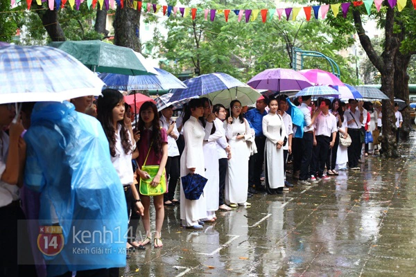 Teen Hà Nội đội ô dự lễ khai giảng dưới mưa 45