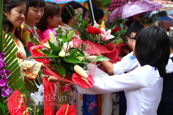 Teen Hà Nội đội ô dự lễ khai giảng dưới mưa 46
