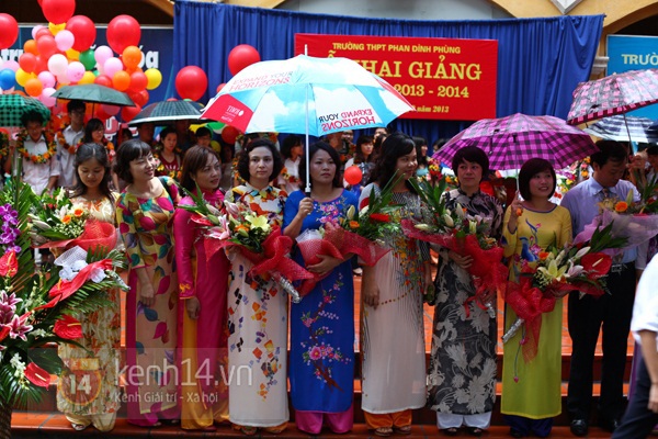 Teen Hà Nội đội ô dự lễ khai giảng dưới mưa 47