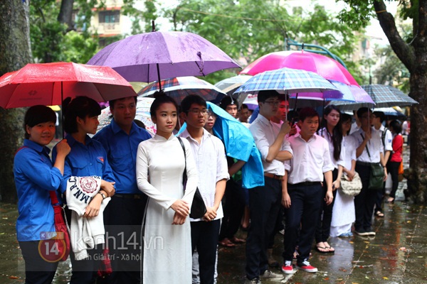 Teen Hà Nội đội ô dự lễ khai giảng dưới mưa 49