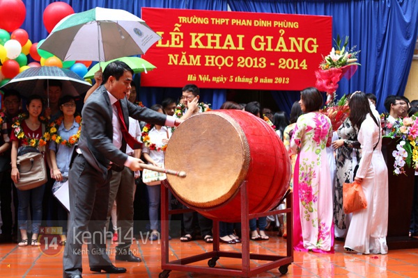 Teen Hà Nội đội ô dự lễ khai giảng dưới mưa 50
