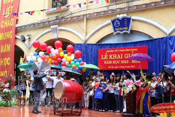 Teen Hà Nội đội ô dự lễ khai giảng dưới mưa 51