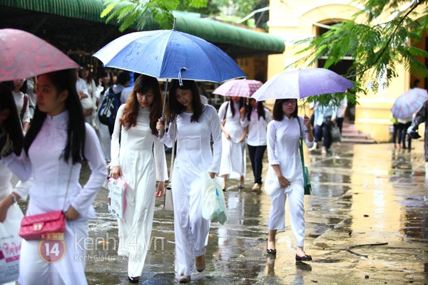 Teen Hà Nội đội ô dự lễ khai giảng dưới mưa 43