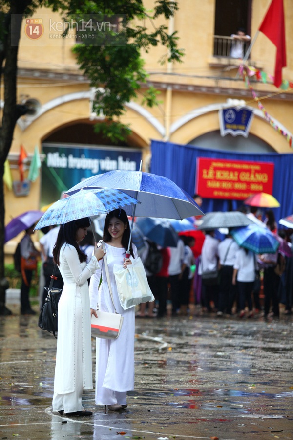 Teen Hà Nội đội ô dự lễ khai giảng dưới mưa 44