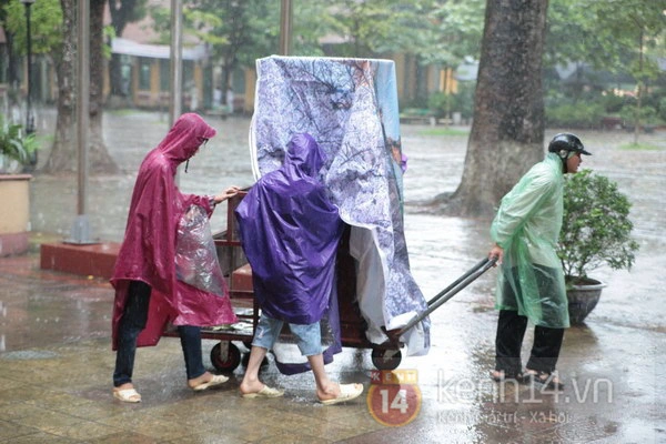 Teen Hà Nội đội ô dự lễ khai giảng dưới mưa 11