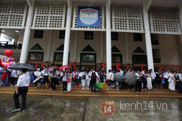 Teen Hà Nội đội ô dự lễ khai giảng dưới mưa 14