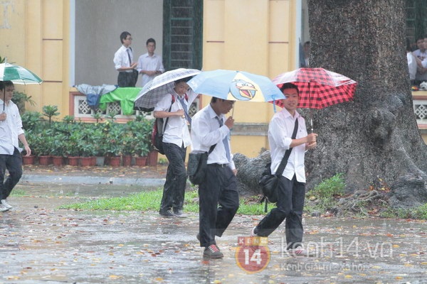 Teen Hà Nội đội ô dự lễ khai giảng dưới mưa 1