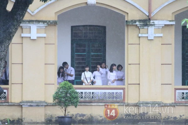 Teen Hà Nội đội ô dự lễ khai giảng dưới mưa 13