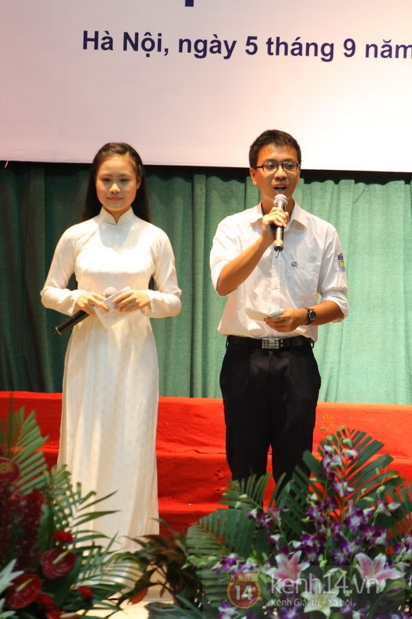 Teen Hà Nội đội ô dự lễ khai giảng dưới mưa 18