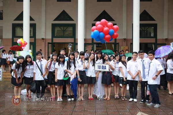 Teen Hà Nội đội ô dự lễ khai giảng dưới mưa 23