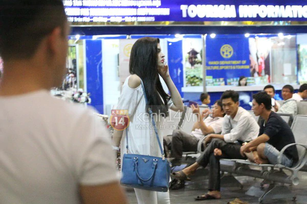 Andrea lẻ loi ra s&acirc;n bay về T&acirc;y Ban Nha 4