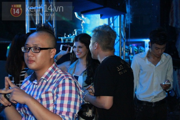Andrea v&agrave; Yanbi lại "diễn" cảnh li&ecirc;n tục &acirc;u yếm nhau trong sự kiện tối qua 3
