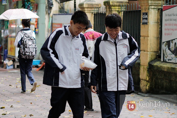 Học sinh Hà Nội thích thú mặc áo khoác tới trường ngày chuyển lạnh 3