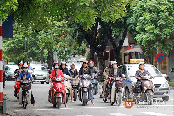 Học sinh Hà Nội thích thú mặc áo khoác tới trường ngày chuyển lạnh 15