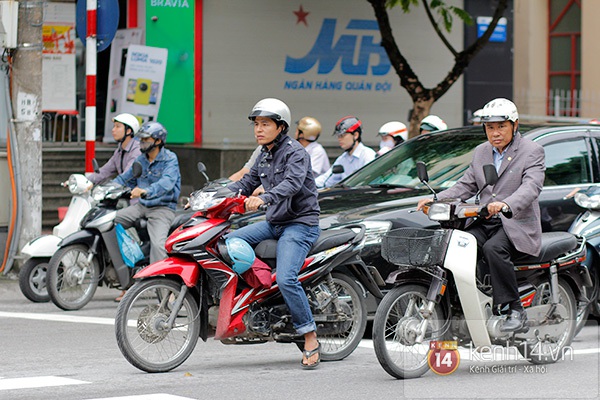 Học sinh Hà Nội thích thú mặc áo khoác tới trường ngày chuyển lạnh 16