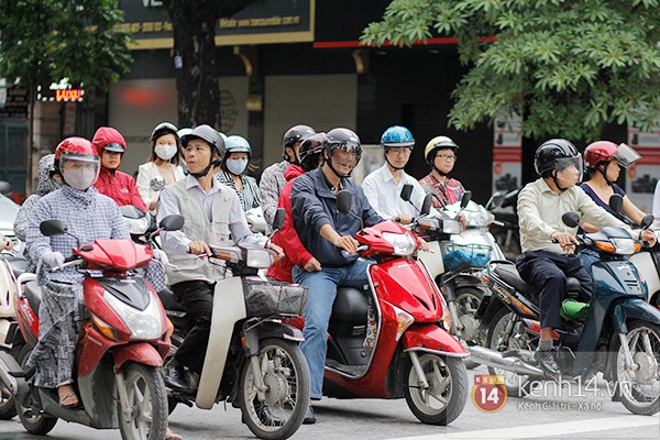 Học sinh Hà Nội thích thú mặc áo khoác tới trường ngày chuyển lạnh 23