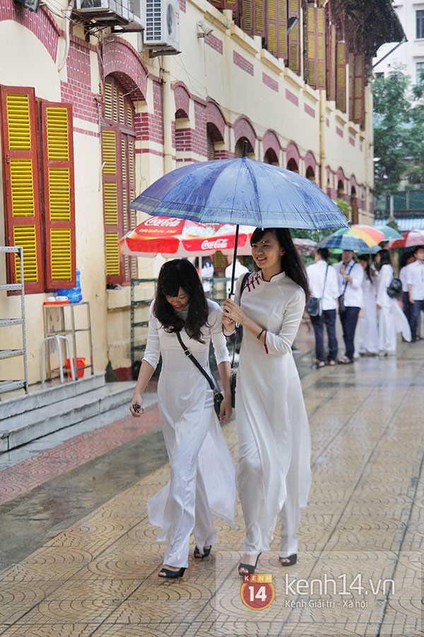 Teen Hà Nội đội ô dự lễ khai giảng dưới mưa 26