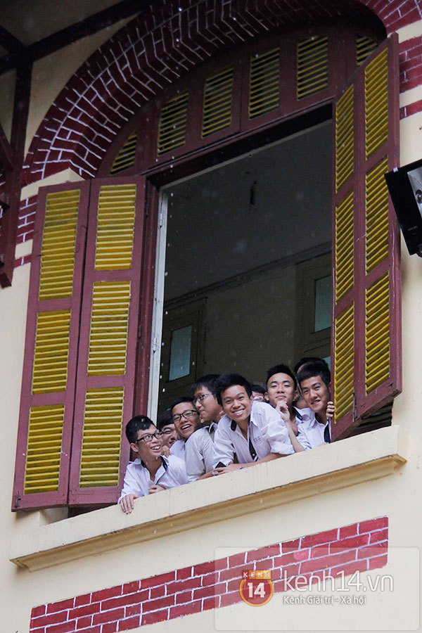 Teen Hà Nội đội ô dự lễ khai giảng dưới mưa 27