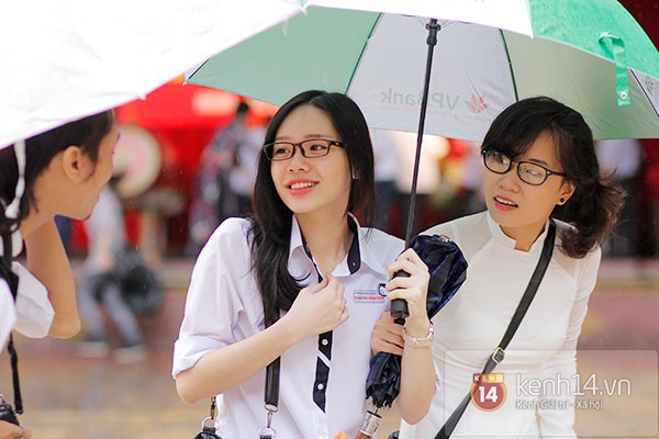 Teen Hà Nội đội ô dự lễ khai giảng dưới mưa 28