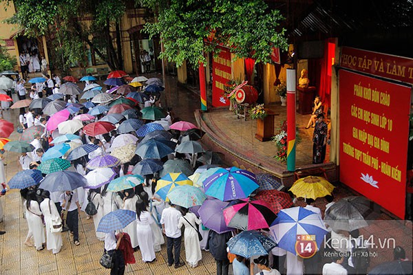 Teen Hà Nội đội ô dự lễ khai giảng dưới mưa 29