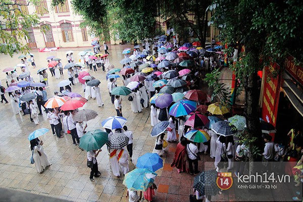 Teen Hà Nội đội ô dự lễ khai giảng dưới mưa 30