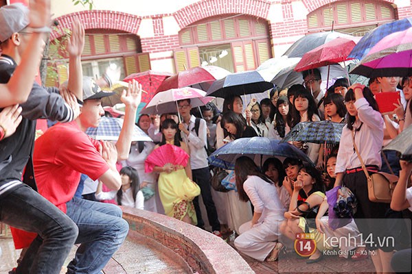 Teen Hà Nội đội ô dự lễ khai giảng dưới mưa 31