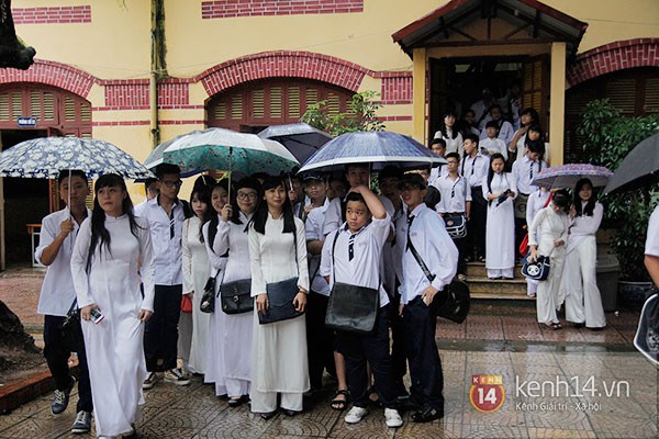 Teen Hà Nội đội ô dự lễ khai giảng dưới mưa 25