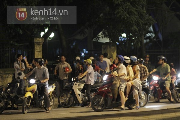 Hàng trăm người dân tập trung trước cửa nhà Đại tướng mong được vào thắp hương 10