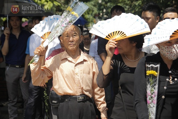 Dòng người dài đội nắng, nhích từng bước chờ vào viếng Đại tướng trong ngày 7/10 15