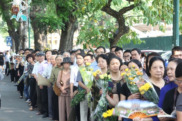 Dòng người dài đội nắng, nhích từng bước chờ vào viếng Đại tướng trong ngày 7/10 17