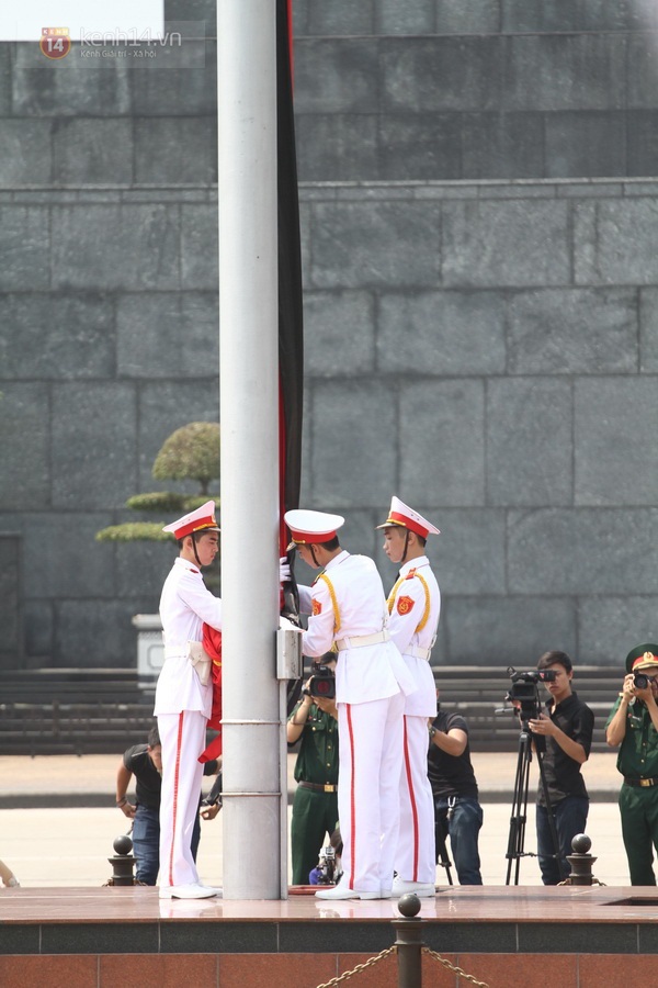 Toàn cảnh lễ treo cờ rủ Quốc tang Đại tướng ở quảng trường Ba Đình 9